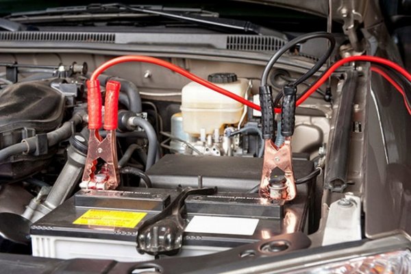 Кипящият електролит постепенно ще се изпари от всяка батерия - електродите ще бъдат открити, капацитетът ще спадне. Тези шофьори, които никога не поглеждат под капака на автомобила си, понякога се досещат за проблема при често изгаряне на крушките или по характерната неприятна миризма.