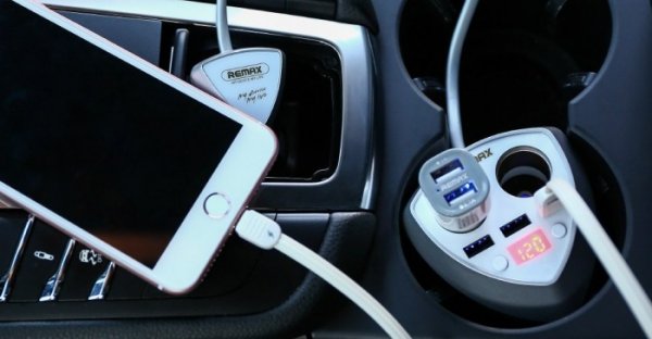 Допълнително оборудване, няколко джаджи, свързани едновременно с "мултимедията", вече увеличават натоварването на мрежата. Екзотичен начин за унищожаване на батерията е да свържете мощни мрежови потребители към електрическата система на автомобила . микровълнова фурна, прахосмукачка, чайник. За тази цел много хора купуват инвертор, който да достави допълнителна мощност. В този режим батерията ще издържи минута и половина, не повече. Затова винаги стартирайте двигателя, когато свързвате мощен потребител.