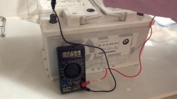 Напрежението на клемите на акумулатора при работещ двигател трябва да бъде приблизително 14,0-14,4 V. Ако е по -малко, тогава батерията не е виновна за нищо, а проблемът трябва да се се търси в генератора или неговите електрически вериги.

Напрежението при изключен двигател с напълно заредена батерия трябва да бъде 12,6-12,7 V. Ако се окаже, че е 12,3 V или по-ниско, тогава акумулаторът е очевидно недозаредена. В такъв случай трябва да се направи опит за неговото зареждане и да се следи за по-нататъшното му поведение. Ако се възстанови – отлично, но ако – отивате в магазина за нов.

Ако напрежението падне под 10,5 V, това е много дълбок разряд, при който не всяка батерия може да оцелее. Важно е измерванията да бъдат направени няколко часа след изключване на двигателя, тъй като в противен случай показанията ще бъдат неверни.