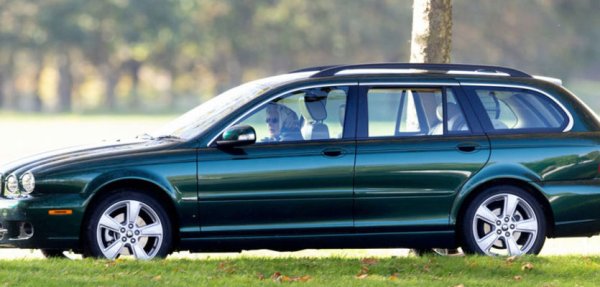 Под капака на колата има бензинов двигател 3.0 V6 с мощност 231 к.с., съчетан с 5-степенна автоматична скоростна кутия, като Нейно Величество често е забелязван зад волана на комбито. То се използва от кралската фамилия в продължение на 7 години, като след това също е продадено на търг. Колата е в перфекно състояние, тъй като е навъртяла едва 12 200 км, а новият собственик плаща 15 000 лири.