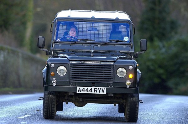 Една от най-известните машини от този модел, използвани от Елизабет II, е от 2002 г., като е построена специално Нейно Величество. Като цяло топлата връзка на Елизабет II с марката Land Rover датира още от 1948 г., когато Land Rover подарява на башата на кралицата &ndash; крал Джордж VI, стотният сериен SUV. 
