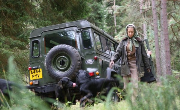 Три години по-късно кралят връчва на британския производител специално отличие, с което показва, че кралската фамилия цени тази марка. С него всъщност са наградени само две автомобилни марки - Land Rover и Jaguar. А тази година, когато беше отбелязана 70-годишнината от качването на трона на Елизабет II, Land Rover й подари нов Defender 130.