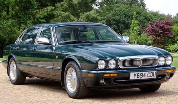 Друг специален автомобил, използван от кралицата, е луксозният седан Jaguar Daimler V8 Super LWB. Той се появи в гаража на Бъкингамския дворец през 2001 г. и за три години се превърна в транспортно средство за Елизабет II из територията на замъка Уиндзор. Тя често кара тази кола, докато пътува за срещи с приятели. Машината има сигнално оборудване със сини лампи, както и директна връзка с Министерството на вътрешните работи и министър-председателя.