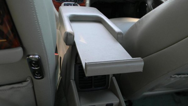 Седанът е в модификацията с дълга база в цветовата схема на марката British Racing Green. Зад централния подлакътник е осигурен прибиращ се &bdquo;държач&ldquo; специално за чантата на Елизабет II. Преди да влезе в гаража на Нейно Величество, този Jaguar Daimler V8 Super LWB е подложен на специални тестове в продължение на 4000 км. За три години Елизабет II го кара още близо 18 000 км, а през есента на 2013 г. колата е продадена на търг за 43 360 лири.