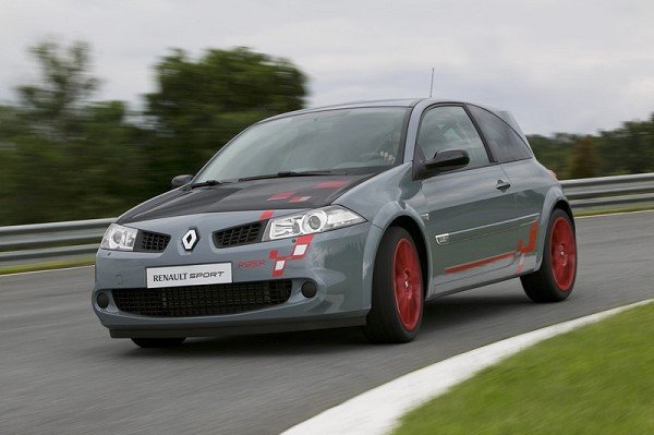 Тази рядка версия на Megane RS е произведена в едва 450 бройки, като е посветена на успехите на Renault и Red Bull във Формула 1. 230 от тези 450 коли заминаха за Великобритания. 2-литровият турбо мотор е с мощност 230 конски сили и R26.R се чувства страхотно на пистата.