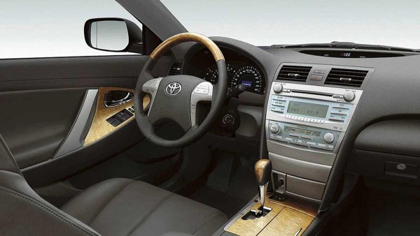 Camry XV40 също така почти няма слабости по отношение на техниката. С правилна поддръжка 2,4-литровият двигател 2AZ-FE и мощният 3,5-литров 2GR-FE V6 могат уверено да изкарат 350 000 км без сериозен ремонт, а само със смяна на консумативи. Автоматичните трансмисии Aisin (U250E и U660E) могат да издържат до 250 000-300 000 км с редовна смяна на маслото, като от време на време се забелязва потрепване по време на превключване на предавките.

Окачването е комфортно и издръжливо: носачите и шарнирите издържат до 180 000-200 000 километра, а преди това само стойките и втулките на стабилизатора изискват внимание. Следователно, всеки модел Camry XV40 е сигурен избор.
