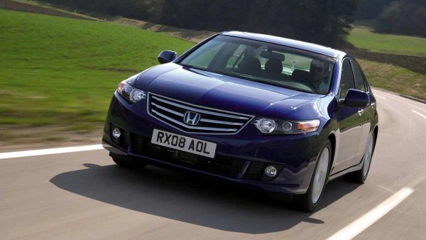 Honda Accord не е идеален за семеен транспорт, но си остава сравнително достъпен седан със спортен характер. Ето защо изисква правилна поддръжка и само висококачествени консумативи.

Бензиновите двигатели - двулитровият R20 и 2,4-литровият K24 - са способни да изминат поне 350 000 км без основен ремонт. Трансмисиите също няма да ви разочароват. Ръчната скоростна кутия е надеждна с навременна смяна на маслото, а емблематичната петстепенна автоматична скоростна кутия на Honda, при внимателна употреба, ще издържи поне 300 000 км.
