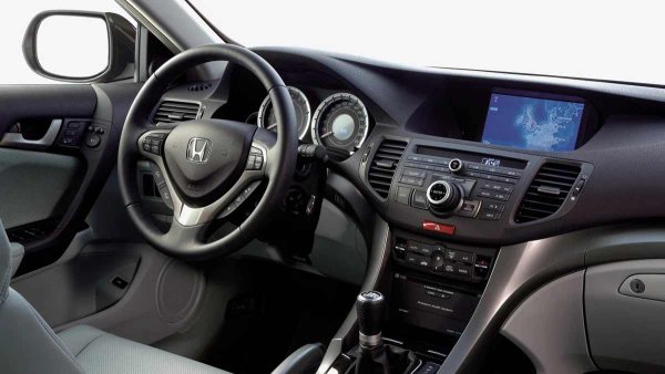 Адаптивното окачване на Accord осигурява отлична комбинация от возене и управление, като същевременно е лесно за поддръжка. Предното окачване с двойни носачи е със сферични шарнири, които могат да се сменят отделно, което значително намалява разходите за поддръжка, докато задното многораменно предлага надеждна работа до 120 000 км, преди да се наложи поддръжка на пружините или лагерите на колелата. Амортисьорите на двата моста обикновено се износват след 100 000 км.

Най-много критики има към каросерията и интериора. Боята е слаба: драскотините по предния капак и ръбовете на вратите трябва да се поправят бързо, за да се предотврати корозия. Зоните около предното стъкло и ръбовете на арките на колелата са уязвими. Ергономичността е добра, но издръжливостта на материалите на тапицерията оставя много да се желае - пластмасата се надрасква лесно, а с възрастта се добавят скърцащи звуци от таблото и задната част.
