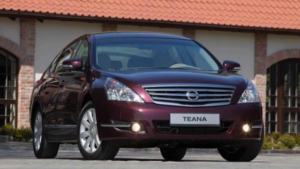 Второто поколение на Nissan Teana се утвърди като добре оборудван, комфортен и, най-важното, издръжлив седан. Ключово предимство е неговата гама от двигатели. Атмосферните V6 от серията VQ с обем 2,5 и 3,5 литра се считат за едни от най-надеждните в своя сегмент. С правилна поддръжка те могат да изминат до 400 000 км без основен ремонт.

4-цилиндровият QR25DE не е толкова издръжлив, но ако се грижите добре за него, лесно може да достигне 300 000 км. Освен това, този двигател е съчетан със задвижване на всички колела, рядка характеристика сред японските автомобили, с много надежден електромагнитна муфа.
