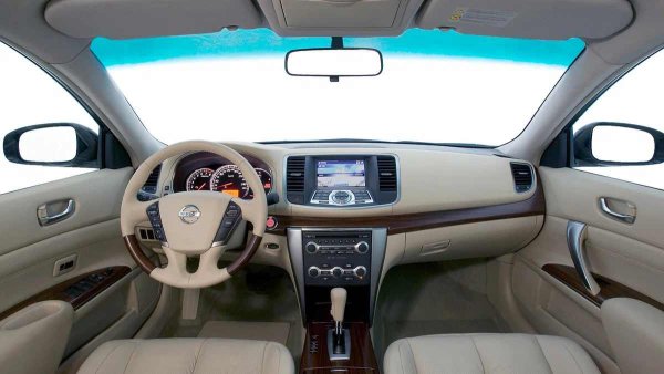 Шасито е здраво. Основните компоненти издържат около 100 000 км, а лагерите на колелата приблизително толкова. Втулките и стабилизиращите щанги са по-слаби, но подмяната им е евтина и не е голяма мъка. Като цяло окачването е настроено да се справя с изненадите по родните пътища без излишни разходи.

По отношение на надеждността, основните оплаквания са към боята и вариатора. Боята е тънка, а фабричното антикорозионно покритие е слабо, така че каросерията изисква редовна поддръжка. Вариаторите Jatco могат да издържат около 200 000 км или повече, но само при умерено шофиране и редовна смяна на маслото. Пренебрегването на тези условия значително намалява ресурса им. Teana обаче няма откровено неуспешни модификации.
