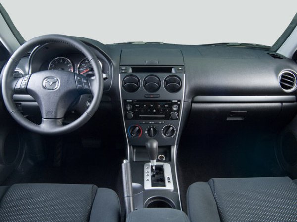 Гамата двигатели е опростена по дизайн и надеждна - само бензинови редови четирицилиндрови двигатели с обем 1.8, 2.0 и 2.5 литра, всички с ангренажна верига. С редовна смяна на маслото, тези двигатели издържат 300 000 км, което ограничава нуждата от дребни консумативи като запалителни бобини или гарнитури на капака на клапаните.

Ръчните скоростни кутии (5- и 6-степенни) са почти безпроблемни, дори съединителят издържа до 150 000 м. 5-степенната автоматична е по-малко издръжлива, но при внимателна експлоатация и редовна смяна на маслото може да изкара до 250 000 км.

Окачването на Mazda е енергоемко, но не трябва да се прекалява - компонентите на предния мост не са най-здравите. Шарнирите и лагерите на колелата понякога се нуждаят от подмяна след 60 000 км, докато амортисьорите издържат по-дълго. Задната многораменна система е забележимо по-надеждна: амортисьорите имат ресурс от 120 000 км.
