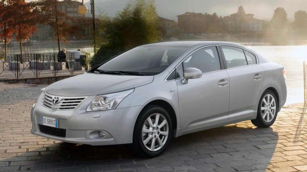 Третото поколение е достойна алтернатива за тези, които искат Toyota, но не са готови да погледнат на остарялата Camry XV40. Avensis е малко по-компактен, но пък е по-млад, а технически почти не отстъпва на по-стария модел.

При по-възрастните екземпляри може да се появят петна от ръжда по капака на багажника и долната част на вратите, но като цяло металът не е в по-лошо състояние от XV40. Често срещан проблем са пукнатините в зоните за монтаж на ограничителите на предните врати. Този дефект дори беше отстранен в гаранция, така че пребоядисаните или подменени врати са по-скоро плюс, отколкото минус.
