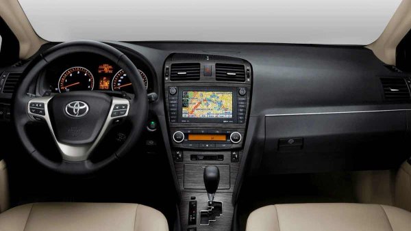 Всички бензинови двигатели са от доказаната серия ZR. С правилна поддръжка те могат да издържат до 300 000 км. Дори увеличеният разход на масло обикновено не е показател за сериозни проблеми. Може би единствената слаба точка е системата за променливо газоразпределение и повдигане на клапаните Valvematic.

Можете да избирате между ръчна или безстепенна трансмисия Multidrive. Първата е по-издръжлива, докато животът на вариатора зависи от поддръжката. За дълъг ресурс е необходимо внимателно шофиране и смяна на маслото на всеки 40 000 км. С този подход може да издържи около 250 000 км.

Компонентите на окачването имат дълъг експлоатационен живот, а изборът на резервни части е голям и достъпен. Както при Camry, стойките и втулките на стабилизатора изискват внимание, но няма критични проблеми.
