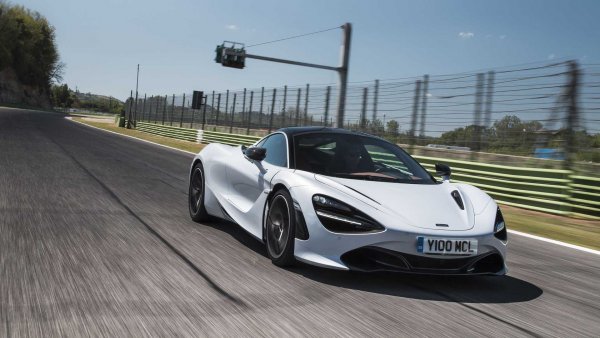 Британският производител има два модела в гамата си - 765LT и хибридният P1, на които се приписва време от 2,8 секунди. Оказва се обаче, че 720S е по-бърз и от двата, въпреки че неговото време, посочено от компанията, е 2,9 секунди. Още по-любопитното е, че този модел не е със задвижване на четирите колела.

Под капака на McLaren 720S има 4,0-литров V8 с две турбини, развиващ 720 к.с. и 770 Нм. При тегло от 1437 кг суперколата постига максимална скорост от 341 км/ч.