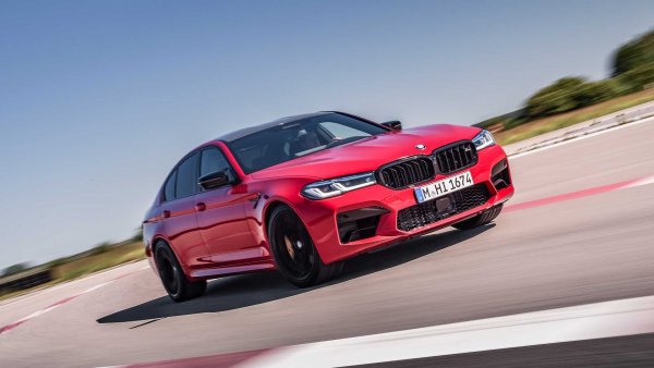 В тази класация няма много седани, а единственият с класически двигател е последното поколение на BMW M5 във версията Competition. Баварците обявиха 3,1 секунди, което е забележително, но в реални условия бяха постигнати 2,9 секунди. А предстои и излизане на версия M5 CS, която може да промени това класиране.

Спортният седан на BMW се задвижва от 4,4-литров туин-турбо V8 с мощност 625 к.с. и 750 Нм. Теглото е 1895 кг, а максималната скорост е ограничена на 250 км/ч, но с пакет Competition тя достига 300 км/ч.