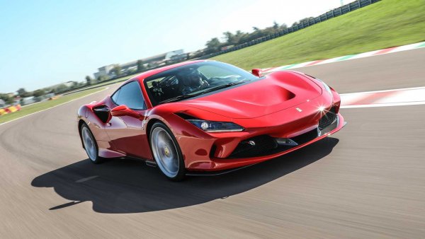 Няма как да бъде изненада, че модел от Маранело също попада в този списък. След McLaren 720S това е вторият автомобил в класацията, който е със задвижване на четирите колела. Под капака му е поставен 3,9-литров V8 с две турбини, който развива мощност от 720 к.с. и 770 Нм.

Суперколата на Ferrari тежи 1430 кг, като може да развие максимална скорост от 340 км/ч.