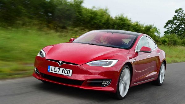 Tesla направи революция в автомобилния свят, превръщайки електрическата мобилност в реалност, като показа, че колите на батерии са не само екологични, но също така луксозни и ефективни. Флагманът на марката е конкурент на Porsche Taycan, като във версията Performance ускорява до 100 км/ч за 2,9 секунди. По-късно тази година трябва да излезе и Model S Plaid, който обещава да прави същото под 2 секунди.

Задвижването на Tesla Model S Performance става с 2 електромотора с над 760 к.с. и 967 Нм. При тегло от 2307 кг електромобилът развива максимална скорост 261 км/ч.