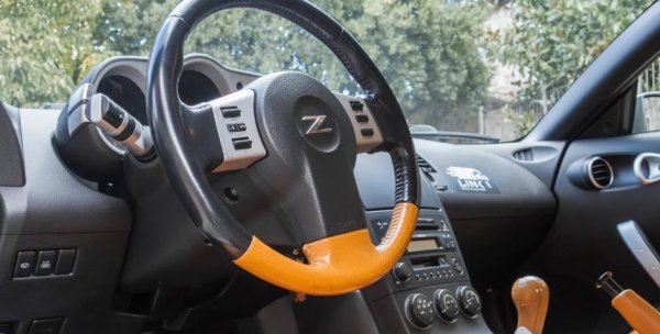 Ръчната скоростна кутия е истинска наслада за любителите на жанра. Просто трябва да знаете как да &bdquo;играете&ldquo; с педала на газта и волана . Дизайнът не е най-грациозният, но остарява добре през годините. Не е зле и интериорът, потърсете бисквитен цвят, ако искате да се откроите. За 20 000 евро можете да намерите доста опции, дори роудстъри с мек покрив.