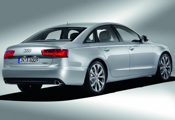 Първият опит на Audi A6 в света на хибридите дойде през февруари 2012 г., малко по-късно от останалите членове на четвъртото поколение. С начална цена от 57 900 евро, този модел комбинира 2.0 TFSI бензинов двигател с 211 к.с., с електрически агрегат с 54 к.с.. Комбиниран с quattro задвижване на четирите колела и автоматична трансмисия tiptronic, той разполага със съвкупна мощност от 245 к.с. и среден разход от 6,2 л/100 км.