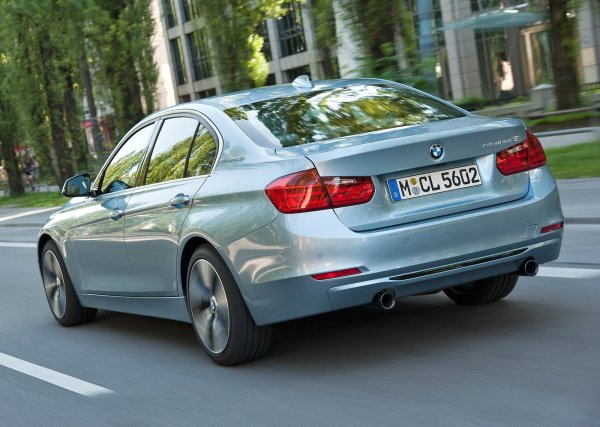 През септември 2012 г., с цена от 56 900 евро на пазара се появи и хибридът 3-Series. Той имаше същия двигател като версията 335i, допълнен с електромотор за комбинирана мощност от 340 к.с. Средният разход на гориво, посочен от производителя, беше 5,9 л/100 км. Заради хибридната система обемът на багажника беше намален до 390 литра.
