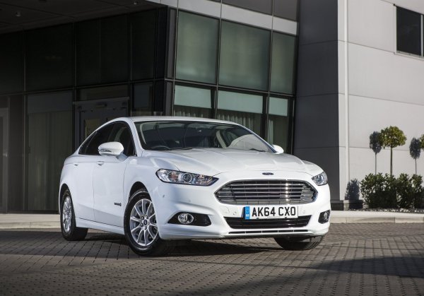 Тази версия се появи преди 9 години, но също остана до голяма степен незабелязана от клиентите на марката. Отчасти, защото хибридното Mondeo беше с около 1600 евро по-скъпо от еквивалетнтия бензинов модел, отчасти защото багажникът има намален капацитет до 388 литра и неправилна форма. Мощността на тази версия е 186 к.с., а средният разход на гориво - 4,2 л/100 км.
