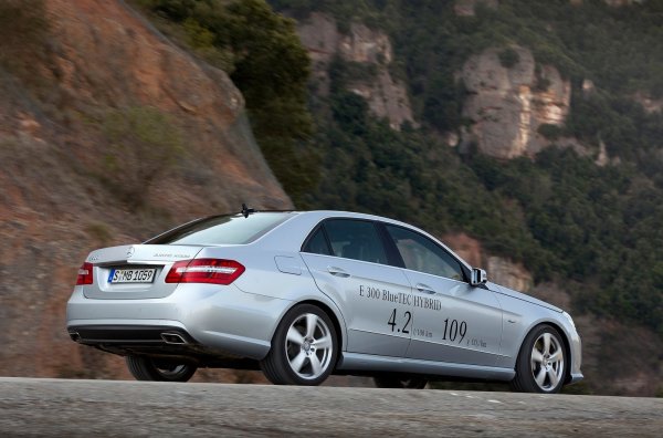 В днешно време да се мисли за еко модел с дизелов двигател е доста сложно. Въпреки това в началото на миналото десетилетие много марки твърдо вярваха в електрификацията на дизеловите двигатели.  Такъв е случаят с Mercedes-Benz, който в тогавашната E-Class пусна версия E 300 BlueTEC Hybrid с мощност 231 к.с. и среден разход от 4,2 л/100 км.
