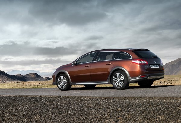 Ако днес една дизелова хибридна система вече изглежда някак странна, комбинирането й с каросерия на семеен седан, с кросоувър функции, би било нищо друго освен немислимо.  Въпреки това Peugeot пусна този модел през 2014 г., следвайки пътя, зададен от първия хибрид на PSA Group - 3008 HYbrid4.

Факт е, че  508 така и не достигна продажбите на гореспоменатия SUV, но пък естетиката му беше толкова популярна, че се продаваше изключително с турбодизелов двигател под капака.
