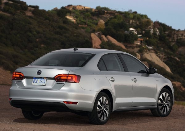 Като се има предвид, че Jetta е по-популярна извън Европа - най-вече на пазари като САЩ, Канада или Китай, не е изненадващо, че малко хора си спомнят хибридния й вариант. Той обаче се предлагаше на Стария континент, като имаше мощност от 170 к.с. със среден разход от 4,2 л/100 км.
