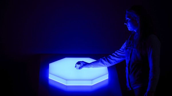 Спретната бяла фабрика в Парсдорф, на 20 км от Мюнхен, е начинът да се ограничи прекалената зависимост от Китай. BMW Group няма намерение да си произвежда сама клетки за батерии - в това не би имало икономически смисъл. Доставчици за Neue Klasse, бъдещото революционно ново поколение електромобили, ще са китайските CATL и Eve Energy. Но с развойния център в Мюнхен и тестовото производство в Парсдорф BMW ще може не само да познава и да контролира процесите, но и да ги оптимизира. Повече от столетие Германия бе водещата сила в областта на инженерните науки и химията. Време е този потенциал да се насочи към електромобилите. "С това предприятие ние засилваме капацитета на Германия за иновации", казва Неделкович. Неслучайно CMCC бе подкрепен от европейския фонд IPCEI, предвиден да финансира "проекти от общо европейски интерес". 

НА СНИМКАТА: първата клетка, произведена в Парсдорф
