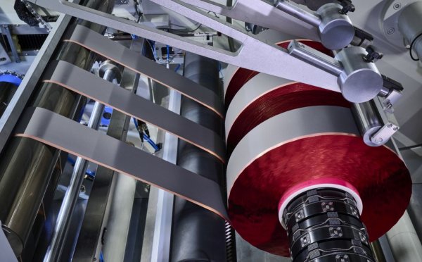 CMCC е съкратено от Cell Manufacturing Competence Centre - център за компетентност в производството на клетки. През ноември оттук излязоха и първите клетки за бъдещата батерия на BMW от шесто поколение, която ще се вгражда в Neue Klasse от 2025 нататък. Тези малки цилиндърчета, с диаметър 46 милиметра, изискват изключително чиста среда за изработването си. В началото материалите (графит за анода, никелови оксиди за катода, различни спойки и разтворители) се дозират с маниакална прецизност и се смесват. Изработва се т. нар. "каша", от която след изсушаване и компресиране се получава фолиото на електрода. Дебелината му е едва няколко микрометъра, колкото на паяжина. После то трябва да се изреже, навие на руло заедно със сепаратора, и да се монтира в цилиндричната кутия. После клетката се пълни с електролит, зарежда се и се подлага на изпитания.