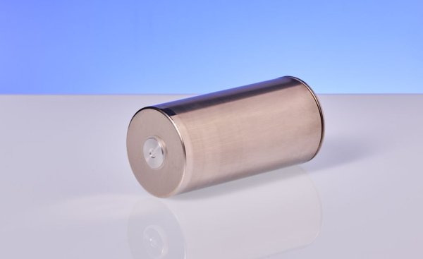 Ефектите от промените в химията при шестото поколение ще са впечатляващи. От BMW обещават с 30% по-голям пробег в сравнение със сега действащите батерии - което значи реален обхват от порядъка на 800 километра, и с 30% по-бързо време за зареждане. Освен това баварците са успели да намалят въглеродния отпечатък при производството с цели 60% - нещо, което изискват и от доставчиците си. Накрая, но не по важност, новите клетки ще са поне с 40% по-евтини от сегашните. Те ще се правят в общо шест фабрики на CATL и Eve - по две в Европа, Китай и Северна Америка. 