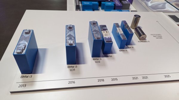 Докато Panasonic и Tesla заложиха на цилиндричната конструкция още преди години, повечето други производители предпочитаха призматични форми за батериите си. Защо сега BMW също преминава към цилиндричните? "Защото ни е нужна безопасна клетка с висока енергия", обяснява Шустер. В това отношение цилиндричните батерии имат определено предимство. Второто съображение е себестойността на производството - отчетливо по-ниска за цилиндричните батерии. Третото им предимство е по-високата енергийна плътност.

НА СНИМКАТА: еволюцията на клетките при BMW, от първото i3 до батериите за бъдещата Neue Klasse през 2025