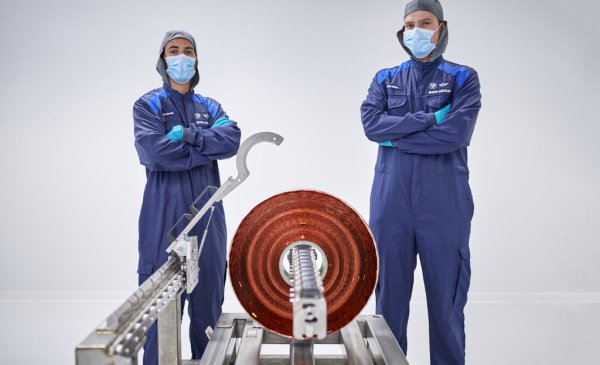 "Нямаме намерение да правим джойнт венчъри и да навлизаме в промишленото производство на клетки", обяснява ни Неделкович. "Но ние започнахме нашите изследвания в областта на клетките преди 15-20 години и вече имаме предостатъчно опит, за да влияем на процесите". Парсдорф е умалено, но съвършено точно копие на реалните производствени мощности. Тук BMW може оптимизира процесите и после да ги внедрява при доставчиците си. Като успоредно работи и върху алтернативни технологии - включително и върху прословутите твърдотелни батерии. При тях течният електролит между катода и анода се заменя с твърд. Това увеличава енергийната плътност, намалява размера на батериите и драстично понижава риска от пожари. Toyota вече обяви това лято, че е почти готова с такава технология за масово производство и ще го започне до няколко години. Само това съобщение бе достатъчно да напомпа пазарната капитализация на японците с 26 милиарда долара. 