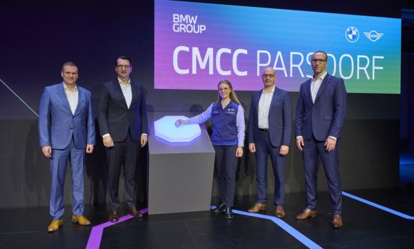 Но останалите, които работят в тази област, са по-скоро скептични. Корейските производители на батерии LG Energy, SK On и Samsung HDI имат програми за твърдотелни батерии, но признават, че са далеч от серийното производство. Nissan и Honda са в същото положение. BMW е сред пионерите в разработването на твърд електролит чрез партньорството си с американския стартъп Solid Power, но също не очаква да се стигне до технологична революция в близките години. "Твърдият електролит има голям потенциал, особено що се отнася до енергийната плътност. Но още сме далеч от масовото производство. Може би към края на това десетилетие ще го видим като реалистична възможност", казва Неделкович. "Ако твърдотелната батерия работи - с литиево-метален катод или с друга технология - тя може да промени правилата на играта. Но не в близките пет години", добавя Мартин Шустер, който оглавява разработването на батерии в BMW. "Убедени сме, че литиево-йонната батерия ще има продължително бъдеще. Това е най-усъвършенстваната химия към момента". Затова и баварците продължават да работят по следващото, седмо поколение батерии. 

НА СНИМКАТА: Тържественото откриване на фабриката в Парсдорф. Мартин Шустер е вторият отдясно