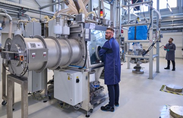 Препятствията за момента са основно две, обяснява ми Мартин Шустер, ръководител по развитие на батерии в BMW Group. "Първото е, че такава батерия реално "диша", променя значително обема си в процеса на зареждане и разреждане, а това е нещо, за което трябва да се погрижиш, преди да я вградиш в модул. Вторият проблем е, че за нея ти трябва литиево-метален анод, а това е технология, която още не е узряла. Не можем да го произведем към момента. Или по-точно можем, но в малък мащаб и нерентабилно. Така ще в близко бъдеще вероятно ще видим някои автомобили с батерии с твърд електролит, но те ще са в малки серии, а не масово производство". 
