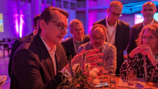 Рециклирането на литиево-йонните батерии понастоящем е доста несъвършена технология - едновременно твърде енергоемка и доста замърсяваща. "За нас това е ключов въпрос", обяснява Неделкович. "Затова, когато проектираме клетките, вече мислим как ще бъдат рециклирани след години. Днес, за нашето 5-о поколение електрическо задвижване, вече имаме техническите решения да рециклираме 90-95% от материала в батериите. За шестото поколение ще оптимизираме доплнително технологията, така че да е по-икономична и по-приложима в големи мащаби". 

НА СНИМКАТА: Милан Неделкович разговаря с журналисти, включително пратеника на Automedia.bg
