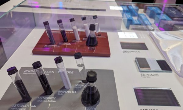 Евентуалният успех с твърдотелните батерии крие и друго предизвикателство: тази технология ще се нуждае от още повече литий. Цените на суровините за батерии скочиха до небето в последните години, и производителите сякаш нямат полезен ход. Навремето замяната на скъпата платина с паладий в катализаторите доведе само до едно: паладият стана по-скъп от платината. Сега много производители, включително BMW, се мъчат да намалят количеството кобалт в батериите. Но това се компенсира с повече никел - и съответно никелът поскъпва драматично. Питам Милан Неделкович дали той и колегите му не се чувстват вече като прокълнатия цар Мидас: всичко, което докоснат, се превръща в злато. "Във всеки процес на трансформация има такива неочаквани развития", отговаря ми членът на борда на BMW по производството. "Ако гледаме пазара на суровини, има определен брой мини, с определен капацитет. И определен брой рафинерии, чиито капацитет също е ограничен. Така че в периода на прехода винаги ще има запушвания по веригата и периодично повишаване на разходите. Но днес, когато е ясно, че автомобилните производители вървят към електрификация, вече има известна стабилност, има растящи инвестиции. Така че очакваме в дългосрочен план да имаме разумни ценови равнища. Рискът е, ако не внимаваме и не познаваме световните пазари". 

НА СНИМКАТА: материалите, използвани в актуалните батерии на BMW Group

