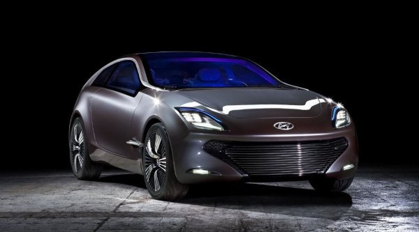 През 2012 г. концептуален автомобил, наречен i-oniq, разработен в центъра на Hyundai в Рюселсхайм, Германия, е представен на автомобилното изложение в Женева. Името му е синтезирано от две думи, които отразяват същността на машината. Първата част &bdquo;йон&ldquo; Означава буквално йон, тоест електрически заредена частица, която получава енергия чрез комбиниране и разделяне на електрическа сила, а втората част iq намеква за уникалността на машината (от &bdquo;уникален&ldquo; - unique).
Доста големият (4,4 м) хечбек привлича вниманието с повдигащите се врати и по това време демонстрира гледната точка на корейците за близкото бъдеще на собствените си автомобили.
