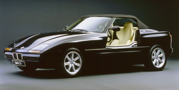 Първият от емблематичните Z-модели на баварците не е нито особено бърз, нито смайващ като пътно поведение. Но революционният му дизайн, комбиниран с пластмасови панели и плъзгащи се нагоре врати, му спечелиха култов статут. Като добавим към това и относителната му рядкост (едва около 8000 произведени бройки), е ясно защо колекционерите се избиват за него. 
