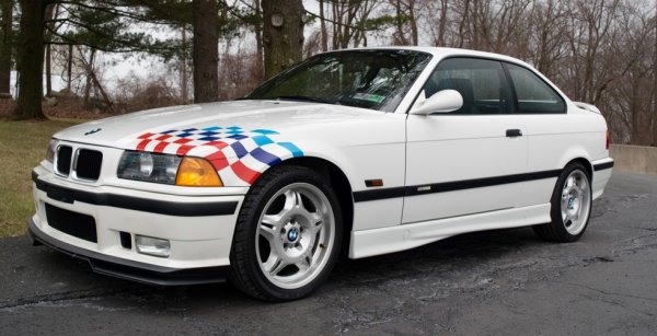 През 90-те на пазара бе Е36 поколението на "тройката". По специална молба на няколко северноамерикански състезателни отбора, BMW създаде специална хомологирана версия на М3, наречена M3 Lightweight. И досега не се знае точно колко екземпляра са били произведени (цитират се числа между 100 и 125), но всички те са в цвят Alpine White. Американската хардкор версия е без радио, без климатик, без кожен салон и дори без комплект инструменти. Вратите са алуминиеви за понижаване на теглото. Премахнат е изолиращият слой под капака, както и тапицерията в багажника. Всички тези лишения водят до 91 кг по-ниско тегло. Пружините на окачването са по-къси от тези на европейската М3, и няма ограничител за максималната скорост. Какво повече да иска човек от едно истинско BMW?
