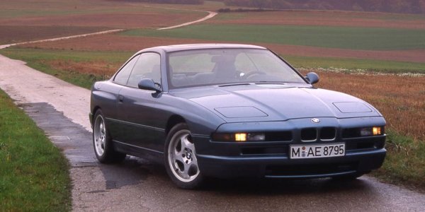 Сама по себе си първата "Осма серия" (E31) бе изумителна, иновативна кола. Но върховият й модел, 850 CSi, беше нещо повече от това. С V12 двигател и 375 конски сили максимална мощност, със специално подсилено и по-твърдо окачване, и, като черешката на тортата, само с ръчни скорости. 