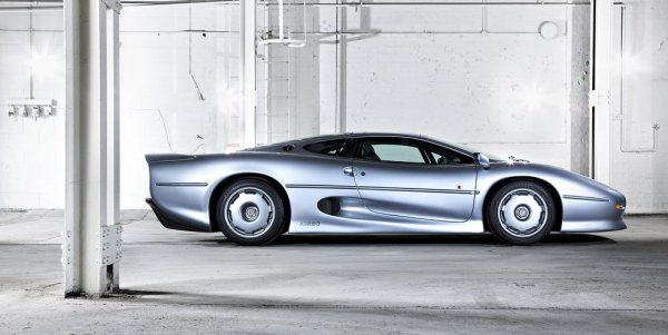 Оригинално замислен за V12 двигател, в крайна сметка XJ220 трябваше да се задоволи с 3.5-литров V6. Но това не се оказа пречка колата, подготвена съвместно с Tom Walkinshaw Racing, да развие 341.7 км/ч на пистата "Нардо", което я направи най-бързия сериен автомобил в историята. Поне до 1993, когато се появи McLaren F1. Но няма спор, че XJ220 е един от най-готините продукти на Jaguar. 
