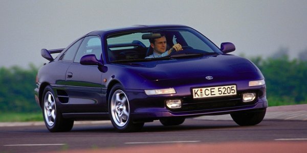 Toyota създаде не един и два автомобила с името MR2. Но познавачите и досега се кълнат, че най-доброто от всички е поколението SW20 от началото на 90-те. Доста по-поносимо в ежедневието от предшественика си, и доста по-добре изглеждащо от наследника си, то си остава привлекателно и до ден-днешен. 
