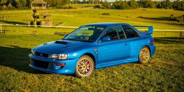 Мнозина смятат, че 22В бе най-добрата кола, предлагана от Subaru през 90-те години. Немалко хора дори смятат, че е най-добрата изобщо в историята на японската компания. Тази специална версия имаше по-широка следа, огромни спирачки, позлатени джанти и 275 конски сили. Излишно е да ви казваме, че днес струва цяло състояние. 
