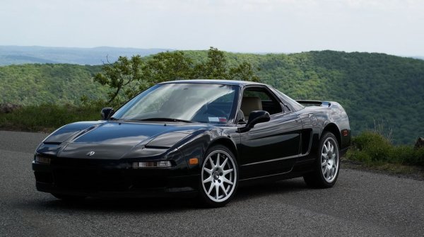 Съвременната NSX е впечатляваща машина, но тя никога няма да постигне онзи митичен статут, който имаше оригиналната кола от 90-те, разработена с помощта не на друг, а на Айртон Сена. Свръхлека, със средно разположен двигател и със завидна надеждност, това бе една от най-добрите спортни машини на епохата. 
