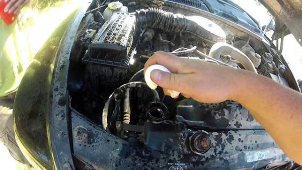 По повечето бензиностанции продават специални уплътняващи добавки, които могат да запушат по-малките пробиви в радиатора отвътре. Ако нямате, става дори и с жълтъка (без белтъка) от 3-4 яйца. Но и двата метода са временно решение, колкото да стигнете до сервиз, и са само за в краен случай, защото може да запушат по-тесните канали в радиатора. Някои съветват вместо жълтъците да използвате белтъците, но всъщност тогава задръстването на тесните канали е напълно гарантирано. 
