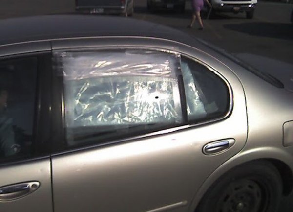 Може някой да ви го счупи, докато сте ваканция, или пък да се повреди повдигащият механизъм. Няма защо да изпадате в паника - всяко парче полиетилен ще запуши временно отвора и ще ви позволи да се приберете спокойно. Залепете го хубаво с тиксо и се примирете, че ще вдига доста шум. 
