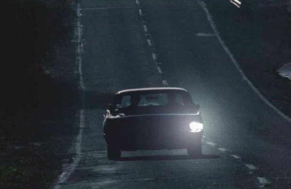 Навремето СБА съветваше при повреда в лявата светлина да преместите там крушката отдясно - в края на краищата по-важна е страната откъм насрещното движение. При някои от по-съвременните автомобили това е трудно изпълнимо, но съветът продължава да важи за задните светлини. 
Като цяло не е лошо при инструментите да държите по една резервна крушка - в някои държави, в които българите често пътуват през лятото, като Гърция например, за неизправни светлини директно ще ви спрат от движение.
