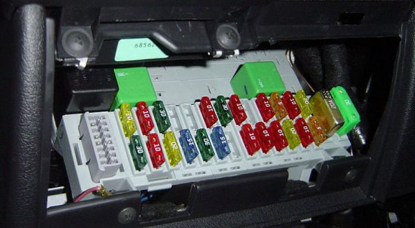 Много производители са предвидили този проблем и монтират поне един резервен на капака, под който са бушоните (обикновено някъде вляво под волана). 
Ако няма, може да опитате внимателно да свържете клемите на изгорелия предпазител с навито метално фолио - от шоколад или от цигарена кутия. Или пък смъкнете отнякъде медна жичка - примерно от зяраден кабел за телефон, който после относително лесно ще подмените. 
Ако изгорелият предпазител отговаря за някоя важна функция, примерно за мигачите или светлините, свалете здрав бушон от някоя второстепенна (за стъклоповдигачите, или за подгряването на стъклата), а на нейно място поставете "ремонтирания".
