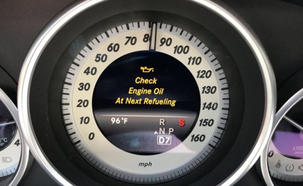 При дълги пътувания, особено при горещо време, е съвсем възможно да светне лампичката за ниско ниво на маслото. Това е сериозен проблем: без масло двигателят бързо ще излезе от строя. В идеалния вариант е добре да имате малко резервно количество в багажника - при подмяна обикновено остава малко излишък, просто го съхранете. 
Ако нямате от вашето масло, измолете от някого каквото и да е и долейте, колкото да се придвижите със съвсем умерен ход до първия сервиз и там да го смените цялото. И да разберете защо е изтекло. 
Като казваме "каквото и да е", имаме предвид само моторно масло. Трансмисионно, индустриално или някакви други технически течности могат само да влошат проблема. 

